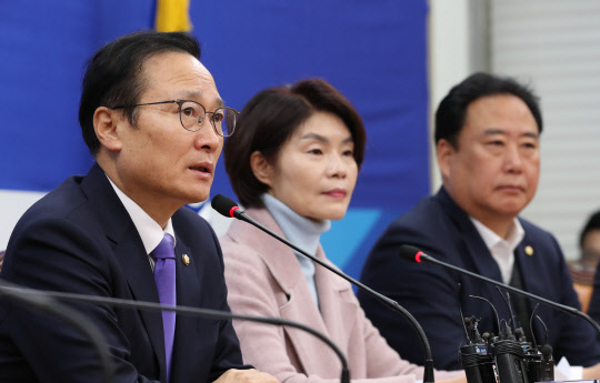 홍영표 민주당 원내대표가 13일 국회에서 열린 정책조정회의에서 발언하고 있다. 연합뉴스